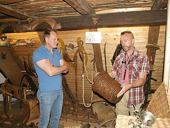 Viele Besucher nutzten den Sonntag, um das Heimatmuseum in Eltmann zu besuchen. Reiner Reitz und seine Kollegen vom Verein für Heimatgeschichte wussten viele spannende Geschichten zu erzählen, beispielsweise vom Löscheimer, der früher zu jedem Haushalt gehörte. Foto: Sabine Weinbeer