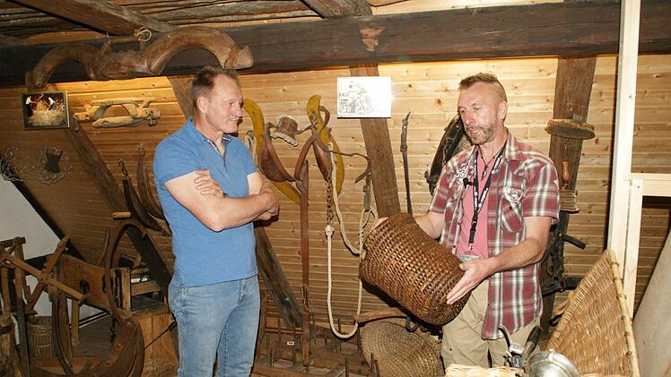 Viele Besucher nutzten den Sonntag, um das Heimatmuseum in Eltmann zu besuchen. Reiner Reitz und seine Kollegen vom Verein für Heimatgeschichte wussten viele spannende Geschichten zu erzählen, beispielsweise vom Löscheimer, der früher zu jedem Haushalt gehörte. Foto: Sabine Weinbeer