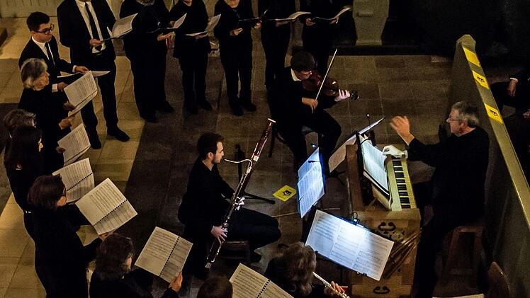 Die Kantorei Heilig Kreuz unter der Leitung von Sigurd Knopp sang die Uraufführung der Weihnachtskantate "Licht, das in die Welt gekommen."Foto: Jochen Berger