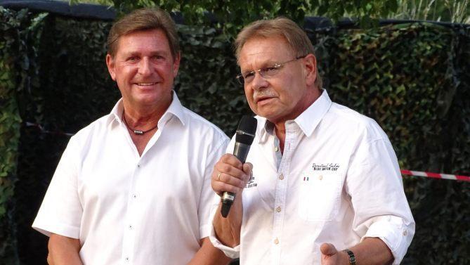 Kronachs erster Bürgermeister Wolfgang Beiergrößlein (rechts) und Veranstalter Rainer Ludwig begrüßen die zahlreichen Zuschauer auf der Open-Air-Bühne der Festung Rosenberg.Norbert Neugebauer