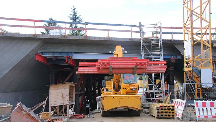 Die Autobahnbrücke, die der Unterführung der Kreisstraße zwischen Thurnau und Limmersdorf dient, ist seit über einem Jahr Baustelle. Fotos: Alexander Hartmann