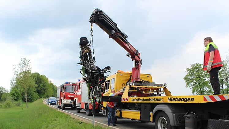 Schwerer Motorrad-Unfall in Mistelgau (Oberfranken): Am Samstagmittag krachte ein Motorrad mit einem Traktor zusammen. Der Biker erlitt schwere Verletzungen, sein Motorrad ging in Flammen auf. Foto: NEWS5 / Holzheimer