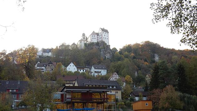 Rechts vom bestehenden Gebäude der Kindertagesstätte soll der Anbau hin, der jetzt schon rund 3,8 Millionen Euro kosten soll, weshalb nach Einsparmöglichkeiten gesucht wird.Reinhard Löwisch