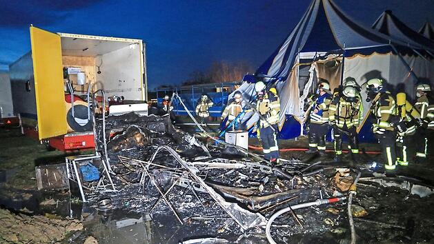Das Feuer griff vom Wohnanh&auml;nger auf ein Zelt &uuml;ber.
