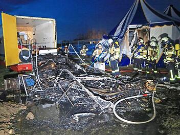 Das Feuer griff vom Wohnanhänger auf ein Zelt über.
