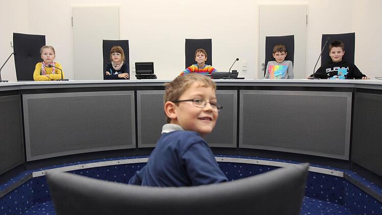 Schwein gehabt! Lorenz Wagner muss nicht ins Gefängnis. Der Bub hat auf dem Zeugenstuhl Platz genommen, der "Richter" und die anderen "Beamten" lassen ihn ungeschoren davonkommen.  Die Kinder besuchten am Buß- und Betttag das Oberlandesgericht. Fotos. Michael Gründel