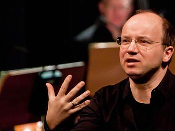 Dirigent und Musik-Erklärer in Personalunion: Bei der Matinee ,Concertino' führte Coburgs Generalmusikdirektor Roland Kluttig durch die Erstfassung von Robert Schumanns 4. Sinfonie.Fotos: Jochen Berger