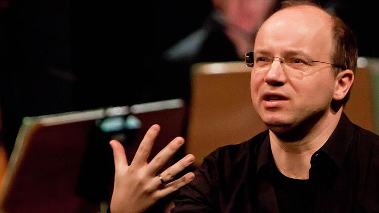 Dirigent und Musik-Erklärer in Personalunion: Bei der Matinee ,Concertino' führte Coburgs Generalmusikdirektor Roland Kluttig durch die Erstfassung von Robert Schumanns 4. Sinfonie.Fotos: Jochen Berger