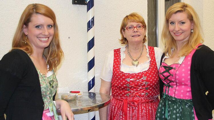 Passend in Schale: Antonia (links) und Franziska Bartl mit Mama.