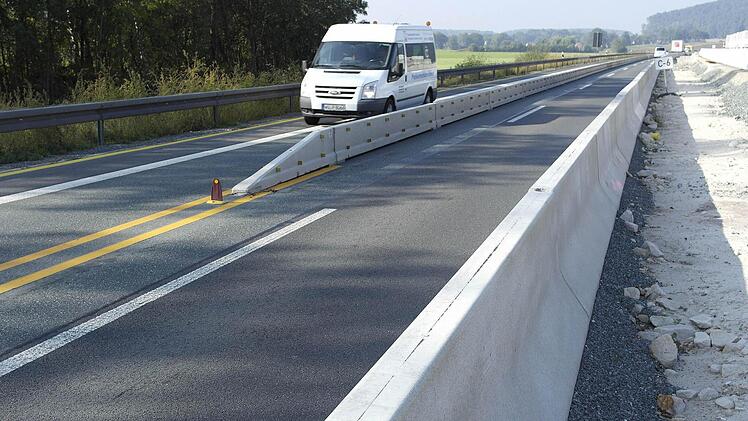Die Betonplatten, die in Richtung Bayreuth derzeit noch die Fahrspuren verengen, gehören bald der Vergangenheit an.