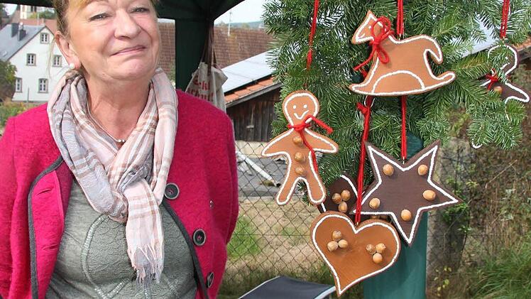 Margot Fähnrich sägt Lebkuchenfiguren aus Holz und bastelt andere dekorative Sachen.