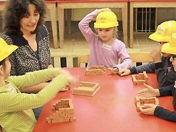 Zusammen mit Kindergartenleitung Ulli Zenker über die Kinder das richtige Mauern. Fotos: Lisa Kieslinger