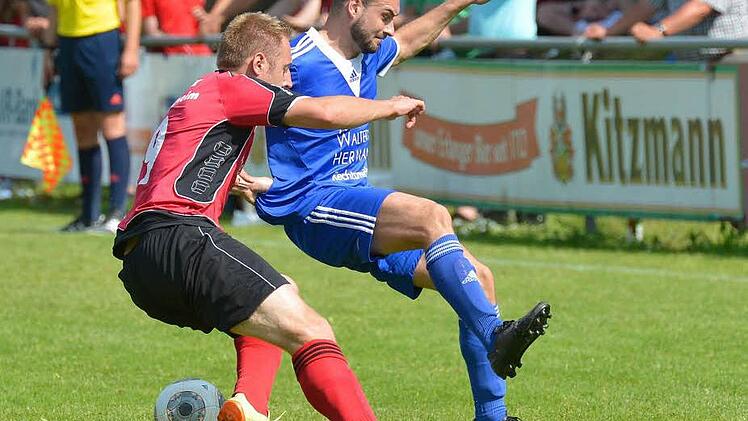 Der SV-DJK Eggolsheim (rote Trikots) kassierte bei der SpVgg Zeckern eine 0:5-Pleite, bleibt aber auf dem Relegationsplatz. Die Reserve der SpVgg Jahn Forchheim verlor nämlich zeitgleich gegen den TSV Kirchehrenbach.  Foto: Picturedreams
