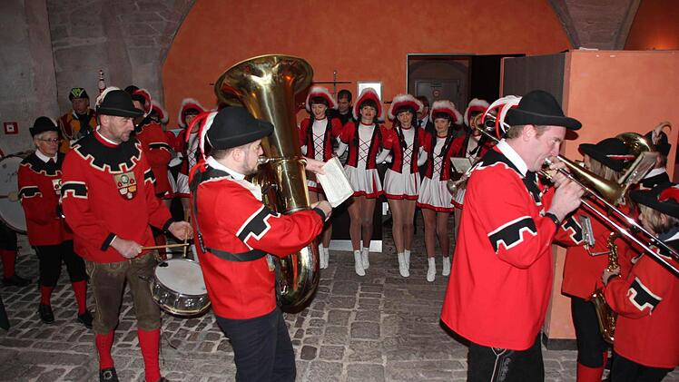 Die "Echt'n Kroniche Hous'nküh" und die Tanzgarde des ATSV Kronach zogen in den Saal.  Foto: Friedwald Schedel