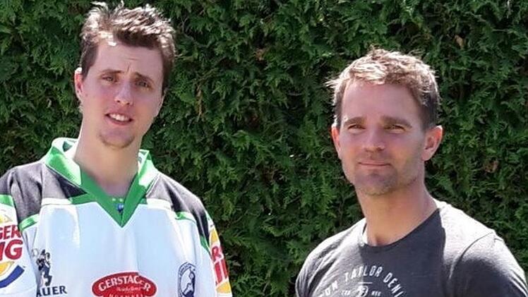 Teammanager Daniel Jun (rechts) heißt Neuzugang Jiri Mikesz in Höchstadt willkommen.