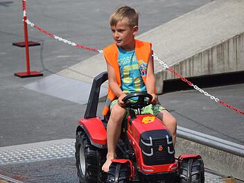 Das Traktorrennen macht Max, sieben Jahre alt, am meisten Spaß. Foto: Daniela Pondelicek