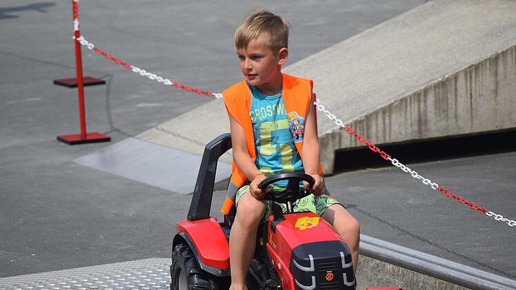 Das Traktorrennen macht Max, sieben Jahre alt, am meisten Spa&szlig;. Foto: Daniela Pondelicek