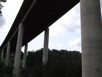 Die Autobahnbrücke, die sich über das Thulbatal spannt, zeigt Mängel. Foto: Archiv/Wolfgang Dünnebier