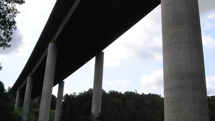 Die Autobahnbrücke, die sich über das Thulbatal spannt, zeigt Mängel. Foto: Archiv/Wolfgang Dünnebier