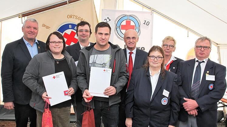 F&uuml;r langj&auml;hrige Mitgliedschaft in der Wasserwacht-Ortsgruppe Ebern wurden engagierte Frauen und M&auml;nner geehrt: von links im Bild B&uuml;rgermeister J&uuml;rgen Hennemann, Nadja S&auml;ger, Stefan Lutter, Andreas Platzer, Landrat Wilhelm Schneider, Ortsgruppen-Vorsitzende Michaela H&uuml;lbig, Wasserwacht-Kreisvorsitzende Petra Schmitt und Vorstandsmitglied Waldemar Lutter.M. Will/BRK