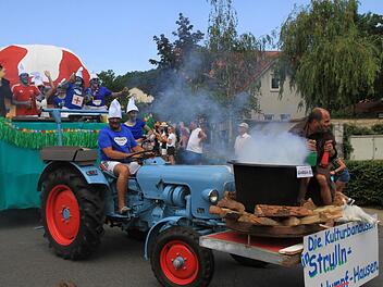 Der Wagen der "Kulturbanausen" war der Hingucker beim Kerwaumzug in "Strulln-Hausen". Foto: Bertram Wagner