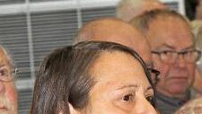 Angelika Letalik-Teuber wies auf vermorschte Holzpalisaden in Oberfüllbach hin.