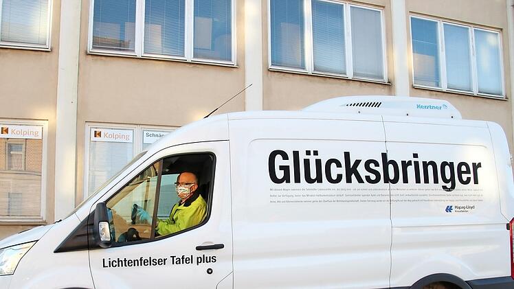 Günter Lutz ist mit dem "Glücksbringer" unterwegs. Mit dem Kühlauto holt er Lebensmittelspenden ab und bringt sie zur Tafel.  Foto: Sven Dörr