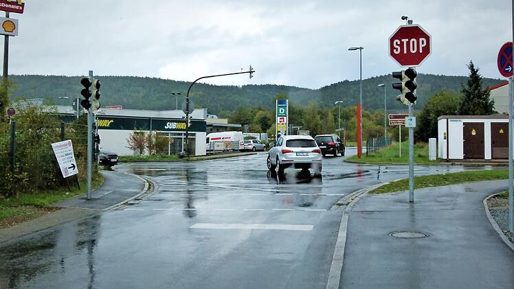 Polizei und Landratsamt halten eine Ampelanlage an der Kreuzung Bahnhofstraße/Kulmbacher Straße nach wie vor für notwendig. Der Bauausschuss sprach sich für eine Ampel aus, die auf Zeit und nicht auf Bedarf geschaltet ist. Sie kostet rund 10 000 Euro.  Foto: Werner Reißaus