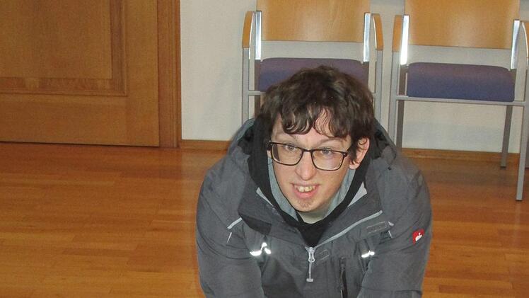 Kommandant Dominik Roth gab einen Einblick in der Handhabung des unterstützenden Schockgebers an einer Puppe.  Foto: Winfried Ehling
