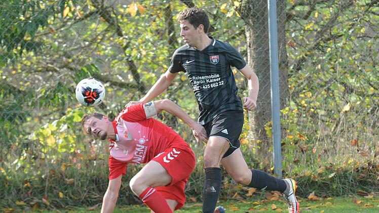 Etwas leidend wirkt Dominik Grader (links), Kapitän des TSV Aubstadt II, im Duell mit seinem Reichenbacher Gegenpart. Foto: ssp