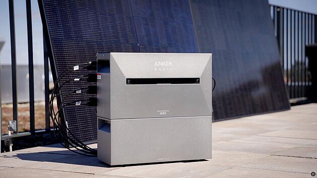 Die Anker Solarbank 3 Pro erweitert die leistungsstarken Balkonkraftwerk-Sets von Kleines Kraftwerk um eine enorme Speicherkapazität und KI-unterstütztes Energiemanagement.