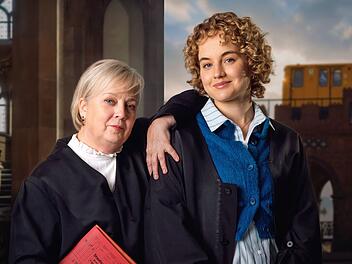 In "Kanzlei Liebling Kreuzberg - Bew&auml;hrungsprobe" loten Talia Jahnka (Gabriela Maria Schmeide, links) und Lisa Liebling (Luise von Finckh) erneut ihre Differenzen und Gemeinsamkeiten aus.