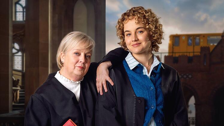 In "Kanzlei Liebling Kreuzberg - Bew&auml;hrungsprobe" loten Talia Jahnka (Gabriela Maria Schmeide, links) und Lisa Liebling (Luise von Finckh) erneut ihre Differenzen und Gemeinsamkeiten aus.