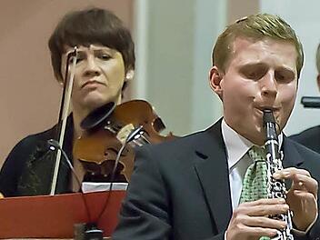 Mit makelloser Tongebung und intensiver Gestaltung beeindruckte Philipp Grzondziel als Solist auf der hohen D-Klarinette beim Weihnachtskonzert in St. Moriz.Fotos: Albert Höchstädter