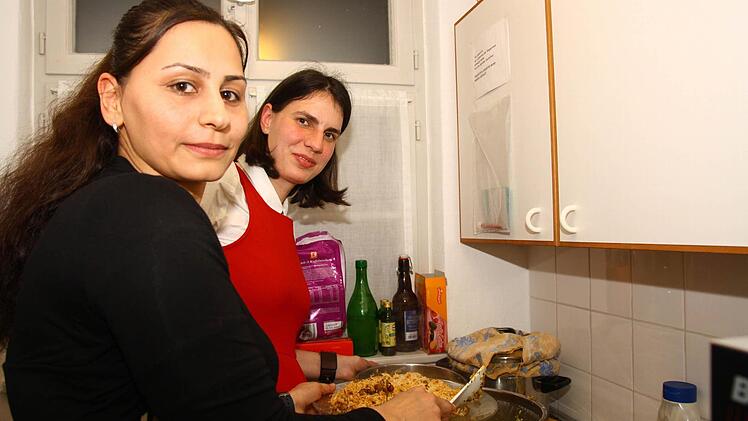Leila Teimouri (vorne) hat iranischen Reis zubereitet. Eva Funariu, die Flüchtlingen Deutschunterricht gibt, unterstützt sie.