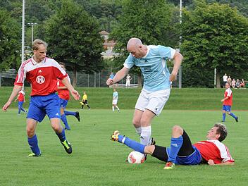Schlechte Karten hat Bad Kissingens Marcel Klug (rechts) im Duell mit dem Gochsheimer Thomas Frackenpohl. Christian Ament (links) steht allerdings seinem Teamkollegen zur Seite. Foto: Hopf