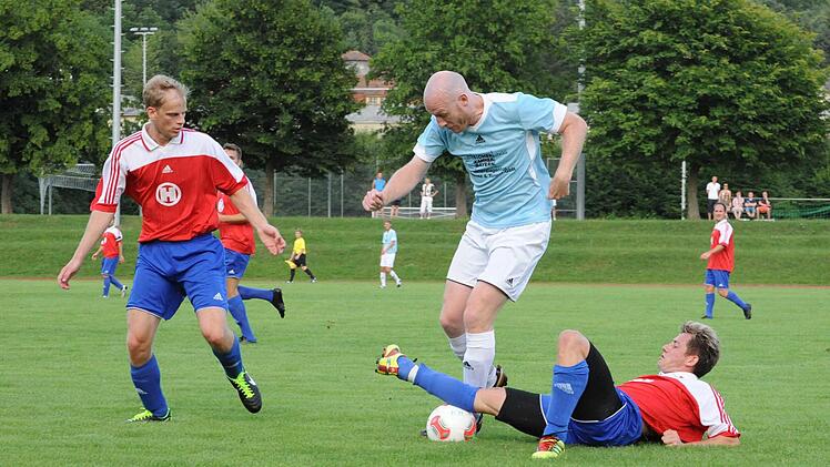 Schlechte Karten hat Bad Kissingens Marcel Klug (rechts) im Duell mit dem Gochsheimer Thomas Frackenpohl. Christian Ament (links) steht allerdings seinem Teamkollegen zur Seite. Foto: Hopf