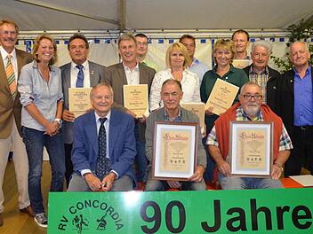 Ehrung verdienter Mitglieder, stehend von links: BLSV-Kreisvorsitzender Hans-Peter Dentsch, Stadträtin Sabine Rießner, 1. Vorsitzender Werner Leicht, Eduard Meixner, 2. Vorsitzender Dominik Jäger, Margarethe Meixner, Günter Gräf, Ursula Geiger, Günther Lamm, 2. BLSV-Kreisvorsitzender Winfried Weinbeer, Ehrenvorsitzender Helmut Klemens, sitzend von links: Stadtrat Alfred Thieret als Vertreter der Stadt sowie die Ehrenmitglieder Rudolf Zeck und Franz Dirauf.