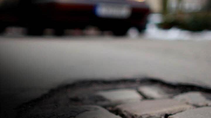 Die Bürger sollen bei den Straßen nicht zur Kasse gebeten werden, wenn es nach dem Küpser Marktgemeinderat geht. Foto: Oliver Berg/dpa