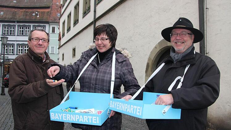 Belohnsystem: Passant Hermann Höhn erhält von Birgit und Uwe Hartmann ein Zuckerle.
