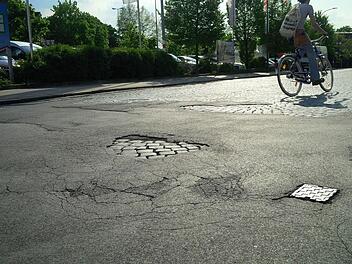 Zu stopfen gibt es einige Löcher in den Straßen: Der Belag in der Geisfelder Straße in Bamberg ist ein Flickenteppich. Foto: Sebastian Martin