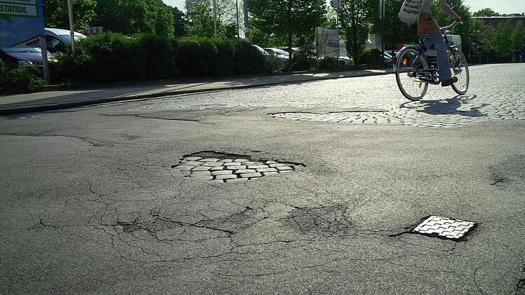 Zu stopfen gibt es einige Löcher in den Straßen: Der Belag in der Geisfelder Straße in Bamberg ist ein Flickenteppich. Foto: Sebastian Martin