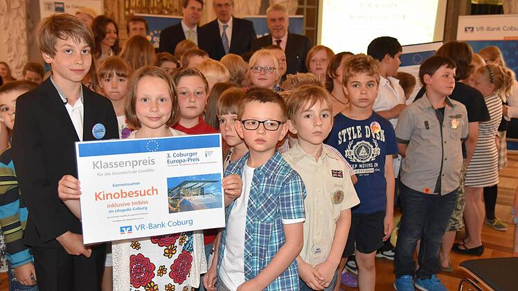 Jubel bei der Kombiklasse der Creidlitzer Schule über den 3. Coburger Europapreis (hinten von links): Schulleiterin Dr. Karina Kräußlein-Leib, Hubertus Erbprinz von Sachsen und Gotha, Karlheinz Kipke und Norbert Tessmer Foto: Gabi Arnold