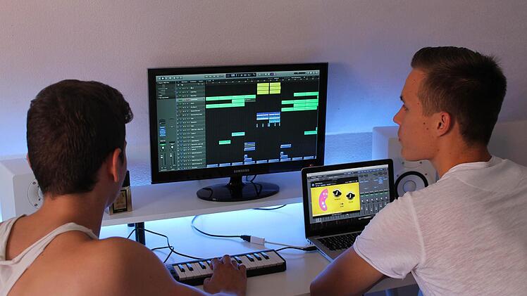 Bastien (rechts) und Timo (links) beim umgestalten von Liedern in ihrem eigenen, kleinen Tonstudio in Eyrichshof. Fotos: Janina Reuter