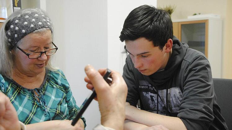 Im Memmelsdorfer Generationentreff: Generationen begegnen ud helfen sich Foto: iSo