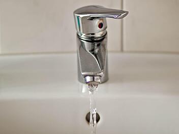 Achtung: In einigen Stadtteilen von Rödental ist das Wasser bakteriell verunreinigt. Foto: Jochen Berger