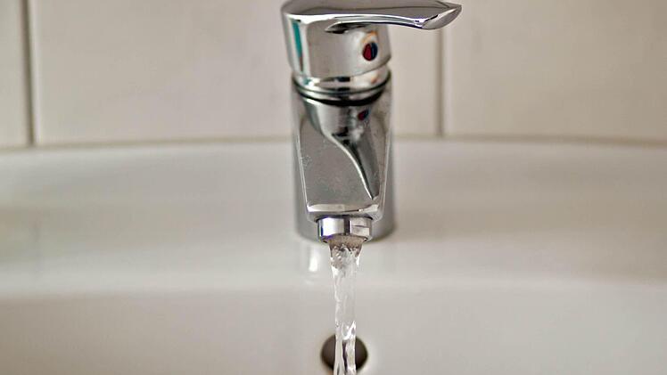 Achtung: In einigen Stadtteilen von Rödental ist das Wasser bakteriell verunreinigt. Foto: Jochen Berger