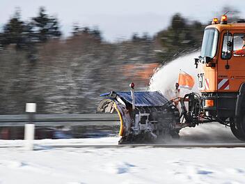 Ein Winterdienstfahrzeug Symbolfoto: Felix Kästle/dpa