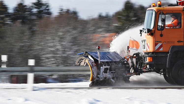 Ein Winterdienstfahrzeug Symbolfoto: Felix Kästle/dpa