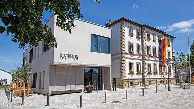 Im gro&szlig;en Sitzungssaal des Michelauer Rathauses erfolgt die Preisverteilung.  Fotos: Klaus Gagel